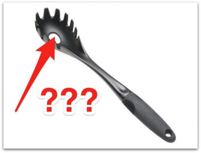 Еве за што служи дупката на лажицата за тестенини