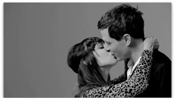 Еве зошто се бакнуваме со затворени очи