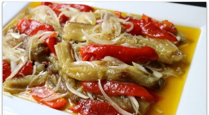 Салата со модар патлиџан и пиперки