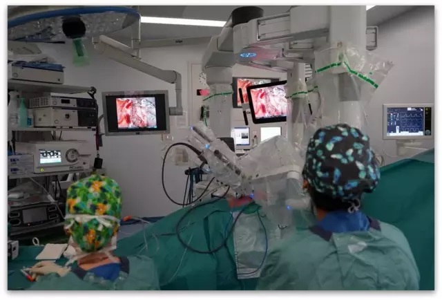 РЕВОЛУЦИОНЕРНО ! Трансплантација на бели дробови со помош на роботи.