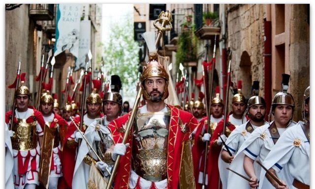 Палење кравји рогови, одење по оган, камшикување, врескање и други бизарни велигденски обичаи