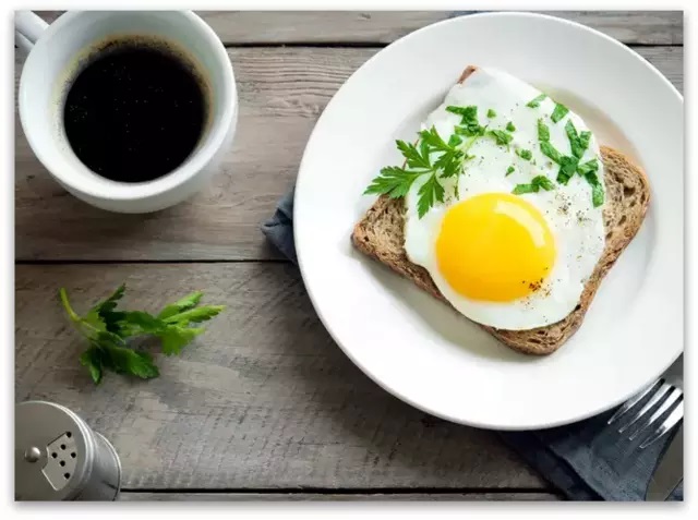 Нутриционист објаснува зошто не е добро да пиете кафе додека јадете јајца